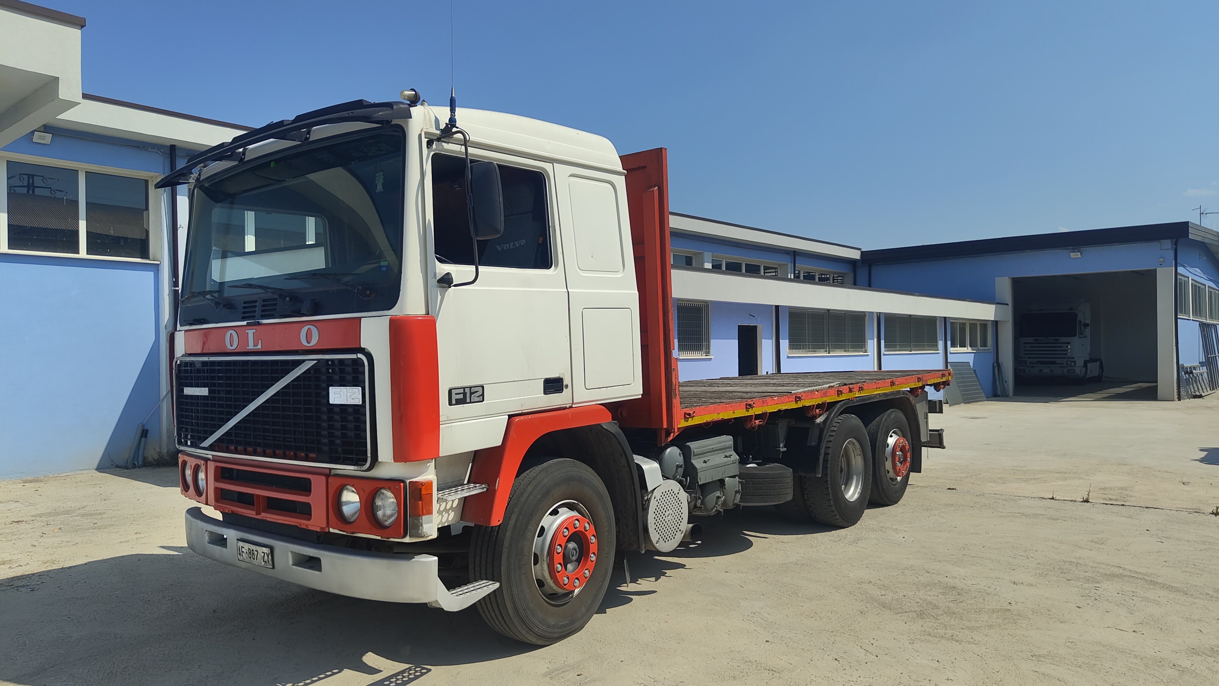 VOLVO F12 PIANALE TRE ASSI